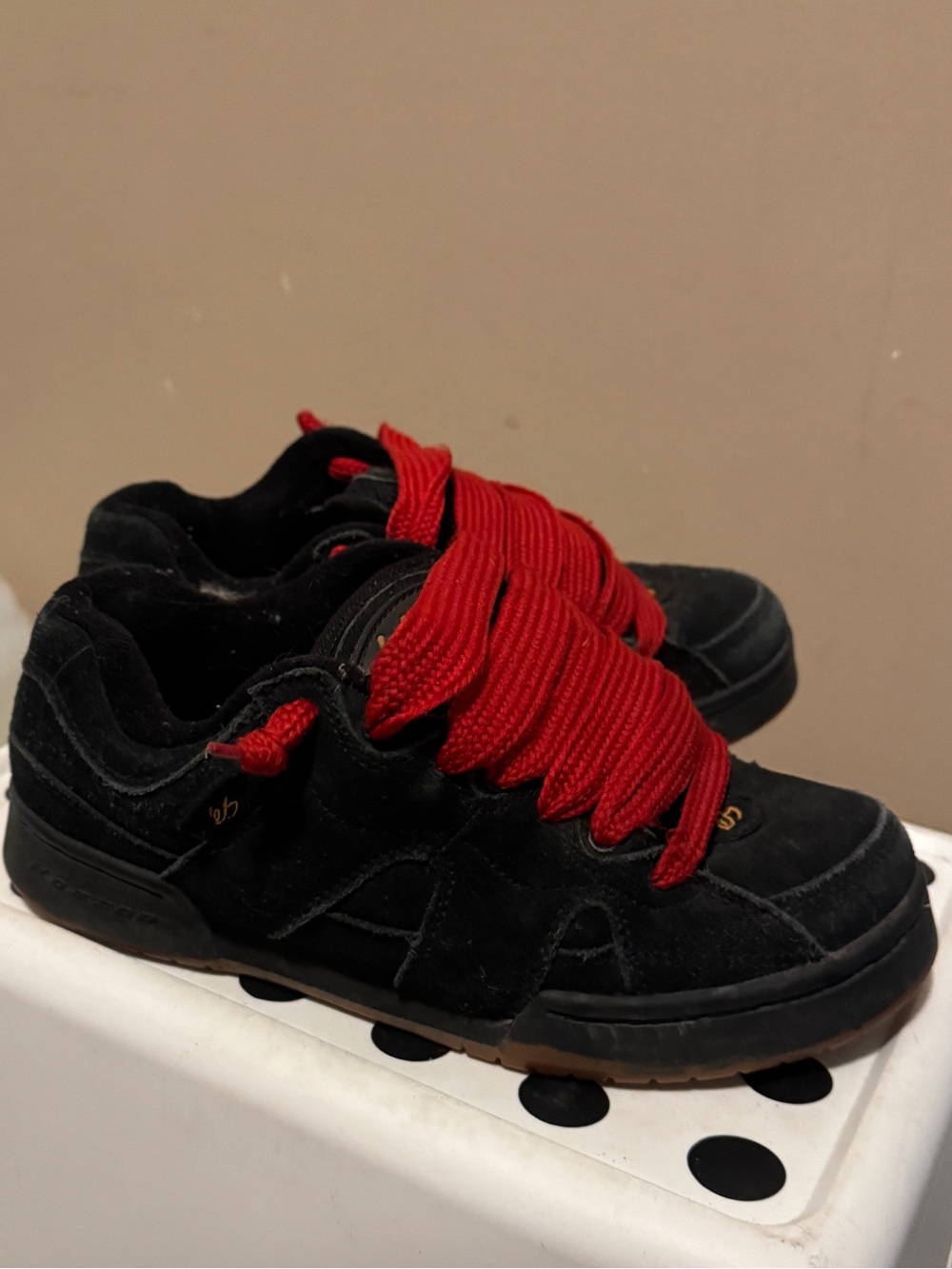 Vintage ES c2 Skate Shoes with Red Laces. Suede sz 7womens or 5kids/men